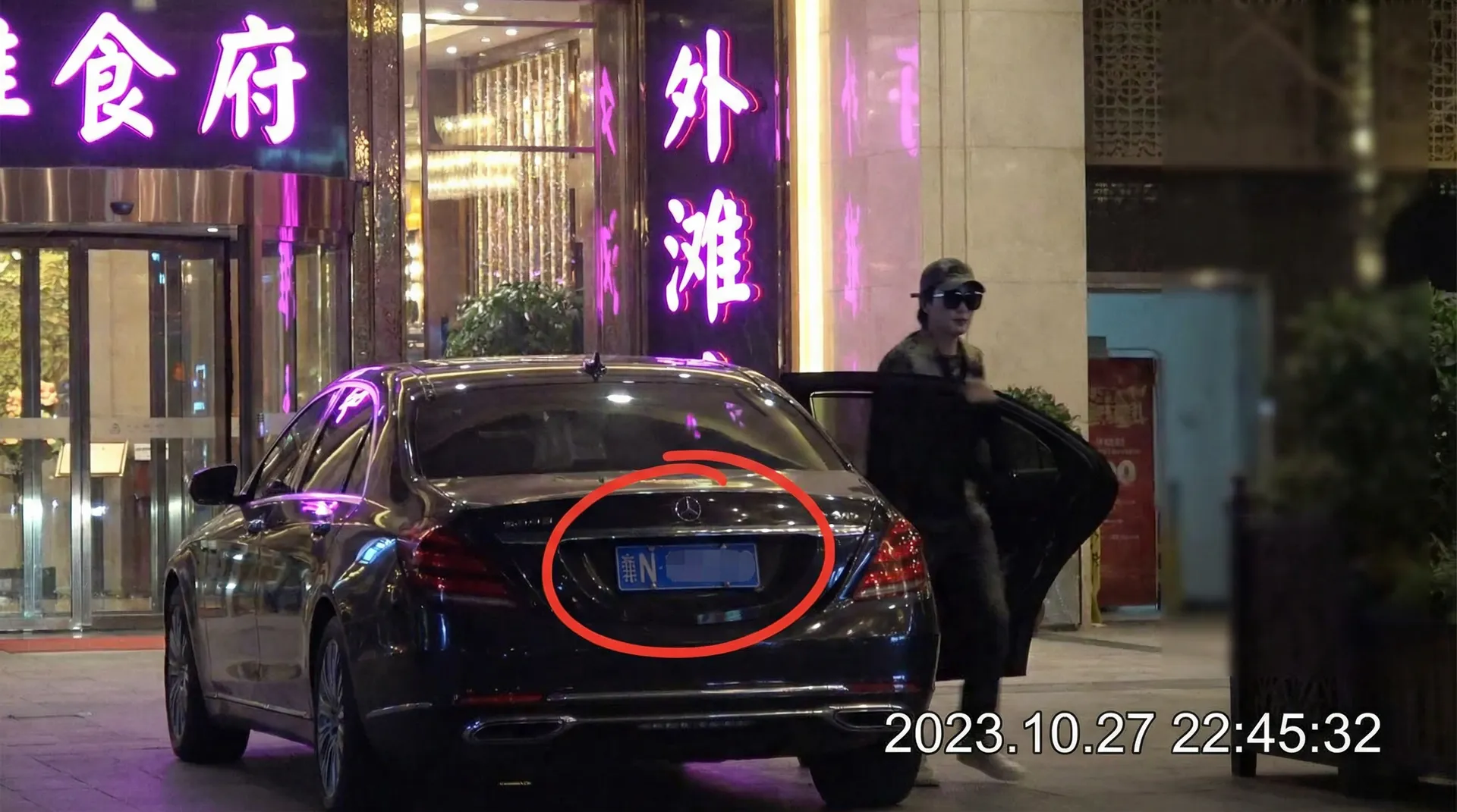 BOB娱乐 - 豪车餐厅外偷拍